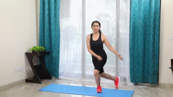 脂肪燃焼カーディオ運動スケーター肺を実行スリム少女のビデオ — ストック動画