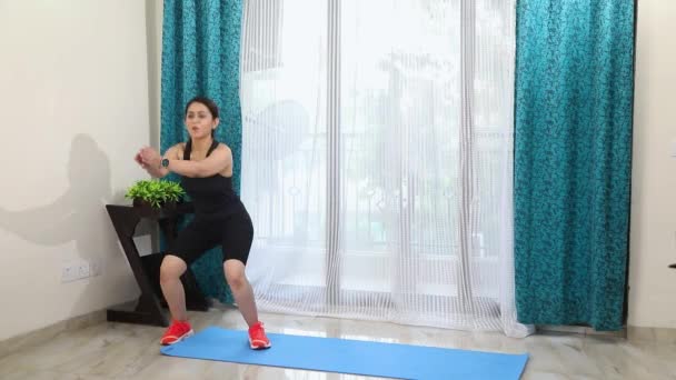 Video Ženy Provádějící Squat Step Backacks Cvičení — Stock video