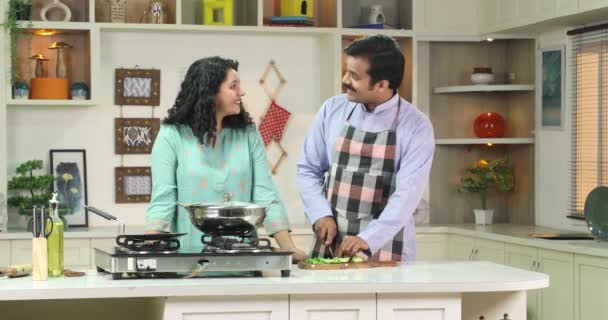 Vídeo Ação Mulher Assistindo Como Seu Marido Está Cozinhando Jantar — Vídeo de Stock