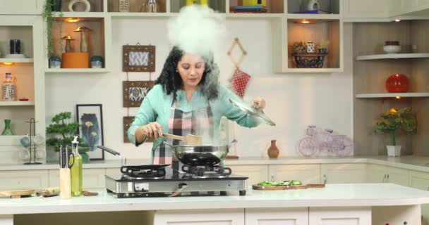 Esposa Preparando Comida Cozinha Marido Dando Seu Presente Surpresa — Vídeo de Stock