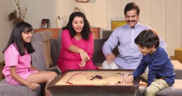 Indische Familie Spielt Hause Carrom — Stockvideo