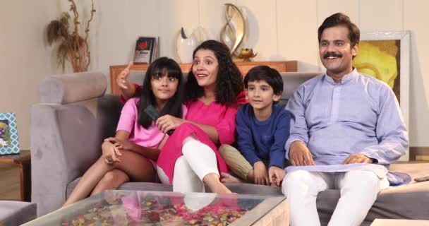Indische Familie Schaut Gemeinsam Fußballspiel Fernsehen Hause Auf Sofa Wohnzimmer — Stockvideo