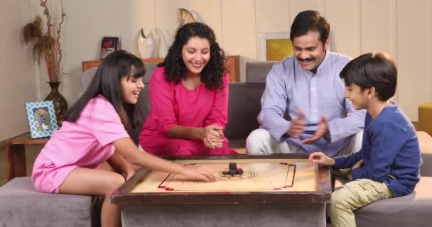 Indische Familie Spielt Hause Carrom — Stockvideo