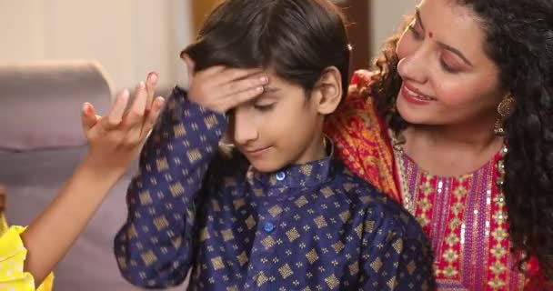 Irmã Aplicando Tilak Seu Irmão Raksha Bandhan — Vídeo de Stock