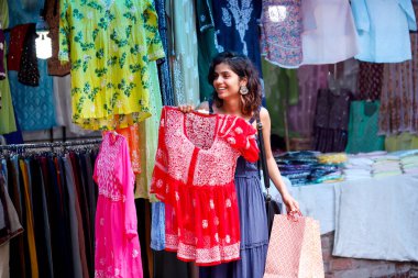 Ateşli seksi kadın gülümsüyor kırmızı renkli chikankari el işlemesi kurti