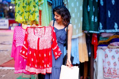 Güzel genç bayan elinde kısa kırmızı renkli Chikankari el işlemesi kurti