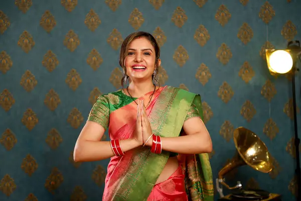在迪瓦利庆典上 一位穿着传统印度服装的纯真模特在做着一个令人惊叹的手势 图库图片