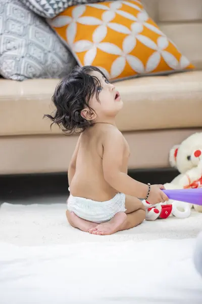 Beyaz bezli güzel çocuk yukarı bakıyor.