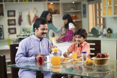 Baba & Oğul mutfakta kahvaltı yapıyor