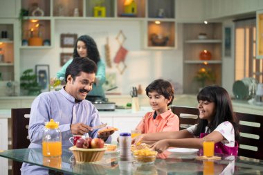 Aile evde kahvaltı yapıyor.