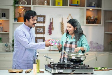 Romantik Koca Karısına Mutfakta Sürpriz Hediye Veriyor