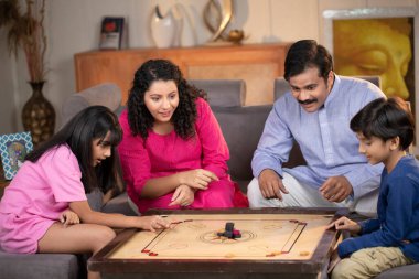 Ebeveynler çocuklarla oynuyor ve eğleniyor. 