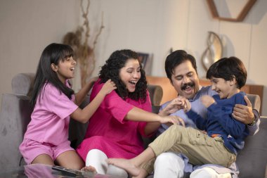 Anne gıdıklayan oğul ve birlikte olmak