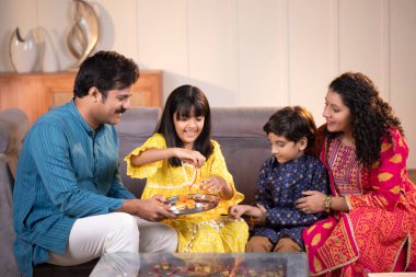 Raksha Bandhan Festivali 'ni aileleriyle kutlayan kardeş Rakhi' ye.