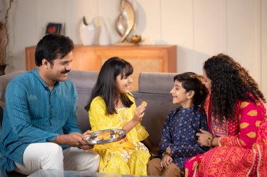 Raksha Bandhan Festivali 'nde kardeşine şeker yediren güzel kız. 