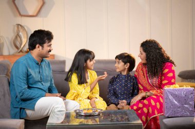 Mutlu Kardeşler bir Bhai Dooj festivalini kutluyor.