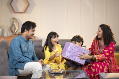 Meraklı Kız, raksha bandhan festivalinde ağabeyine hediye etmiş.