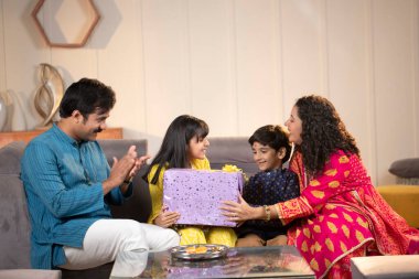 Adam raksha bandhan festivalini kutlarken alkışlıyor.