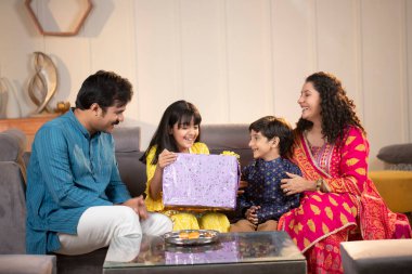 Çılgın çocuk, Raksha Bandhan 'ın davetinde kız kardeşine hediye veriyor. 