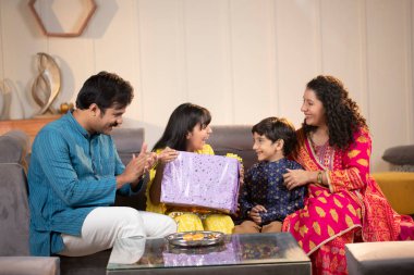 Mutlu Aile, Raksha Bandhan festivalini kutluyor. Kardeşler arasındaki bağı kutlamak için bir festival.