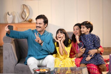 Annem evde Raksha Bandhan 'daki çocuklarla fotoğraf çekiyor. 