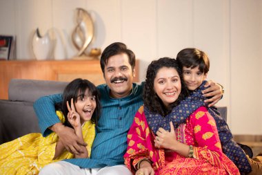 Sevgi dolu aile kameranın önünde poz verir.