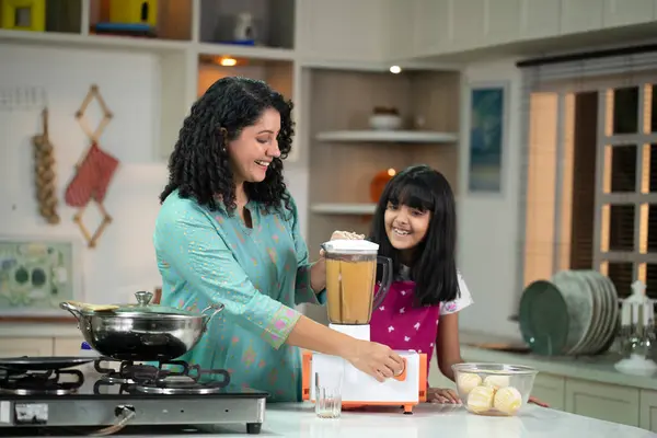 Anne Kız Mutfakta Meyve Suyu Yapıyor