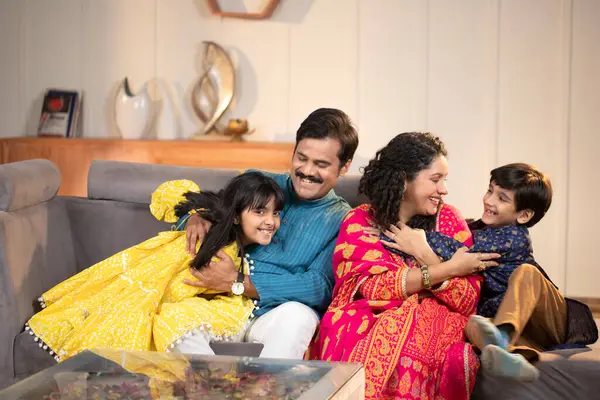 Aile eğleniyor ve birlikte vakit geçiriyorlar.