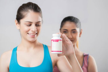 Şişeli iki kadın.