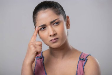 Kafası karışık bir kadının bir şeyler düşündüğü görüntüsü.