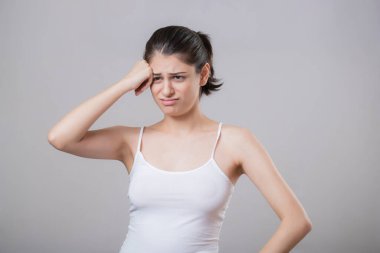 Yüzünde acı ve stres ifadesi olan şık bir kadın.