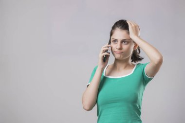 Telefonda konuşurken masum bir kadını strese sokuyorsun.