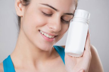 Beyaz etiketsiz ilaç taşıyan modelin yakın çekimi. Sağlık hizmeti reklamı kavramı