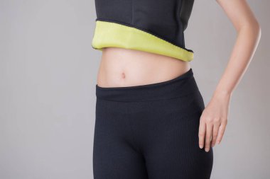 Düz göbekli kadının stüdyo fotoğrafı.