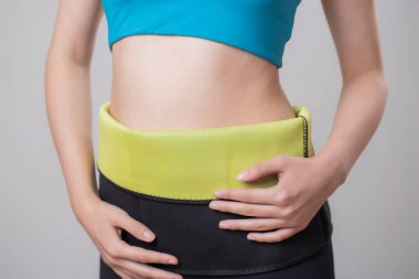 Sırtında sarı bant olan genç bir kadın..