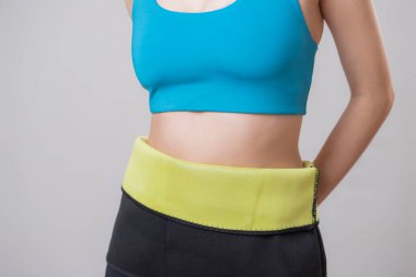 Uygun bir modelin stüdyo fotoğrafı.