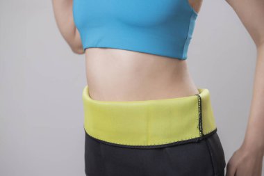 Genç, zinde bir kadının göbeğine yakından bakın.