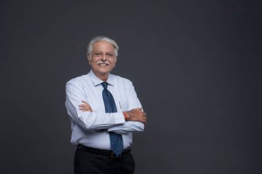 Siyah arka planda kıdemli bir adamın portresi