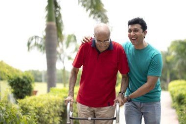 Bahçede oğluyla gezerken Walker 'ı etkisiz hale getir.