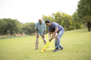 İlk torunum babamla Bating oynuyordu. 