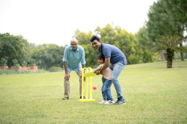Oğul ve Baba Kriket Oynuyor