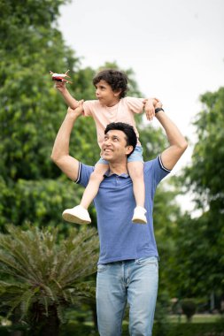 Baba, Oğlu Taşıyor Oyuncak Uçakla Oynuyor 