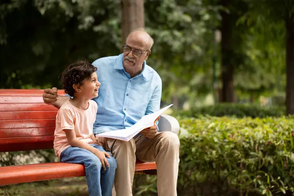 Büyükbabayla Torun Çalışırken Gülümsüyor
