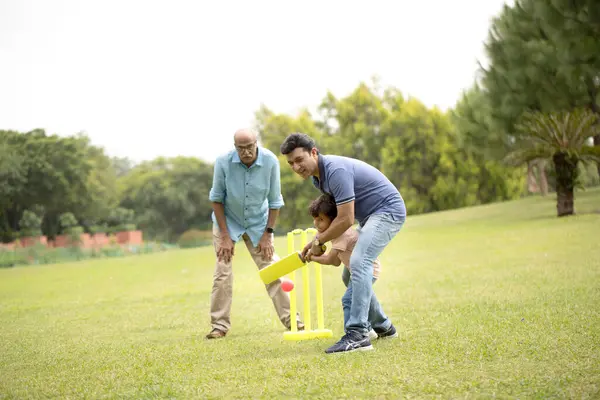 Torunum, büyükbabam ve babamla kriket oynamaktan zevk alıyor.