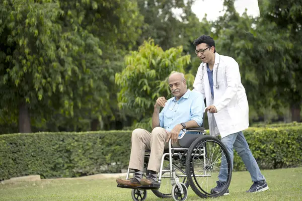 Genç Doktor Park 'ta Yaşlı Adam' la Yürüyor