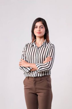 Kollarını kavuşturup beyaz arka planda duran resmi giysili modern satış elemanı. 