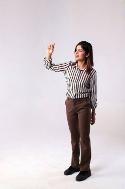 Resmi giyinmiş Hintli bir bayan girişimci kameranın önünde elini sallıyor.