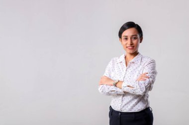 Kendine güvenen bir girişimci beyaz arka planda el ele tutuşurken kameraya gülümsüyor.