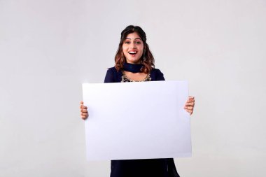 Gülümseyen yüzü olan genç bir bayanın resmi. Boş reklam metni kağıdı gösteriyor. Promosyon, iş, reklam, afiş kavramı