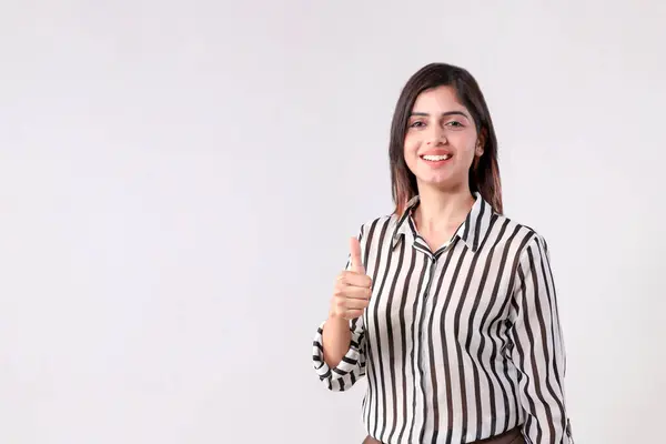 Resmi olarak giyinmiş bir şirket kadını kameraya onay veriyor.